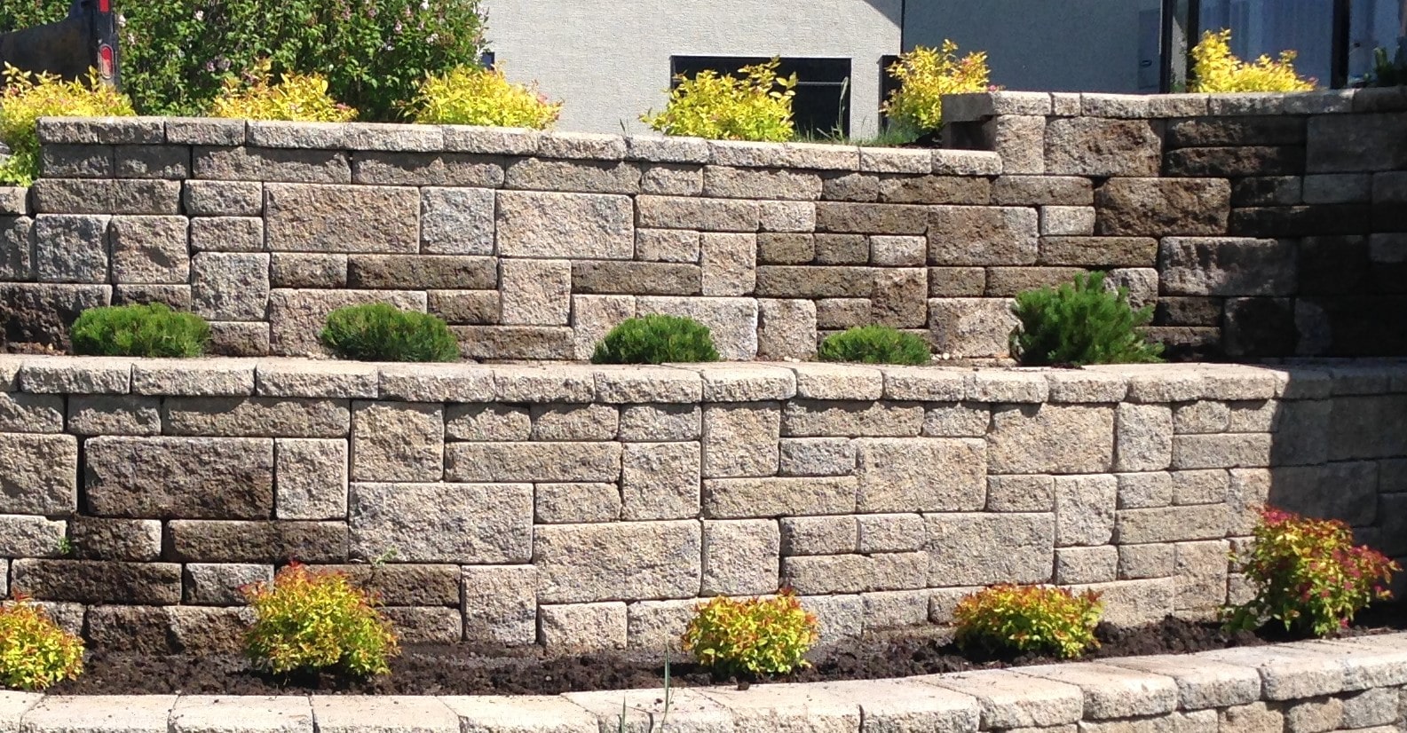stone-retaining-wall-garden-landscape-design