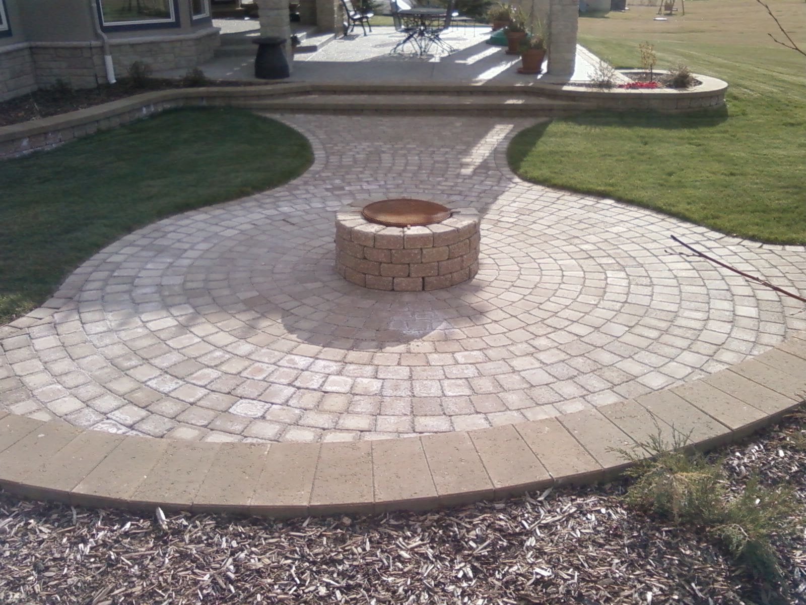 patio-pavers-and-brick-fire-pit-building